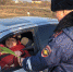Комаричским автоледи сотрудники Госавтоинспекции подарили цветы к 8 марта - Газета Верный путь