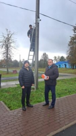 В сквере поселка Комаричи устанавливают камеры видеонаблюдения
