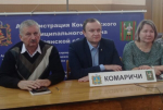 Представители администрации Комаричского района слушают прямую линию с губернатором Брянской области
