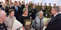 Глава Брянской области Александр Богомаз вручил орден Мужества семье военнослужащего, который погиб при исполнении своих обязанностей на границе - Газета Верный путь