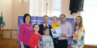 Детям из многодетной семьи Хорьковых вручили подарки от депутата Брянской облдумы М.А. Кабанова - Газета Верный путь
